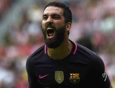 Η στιγμή που ο ποδοσφαιριστής Αρντά Τουράν σπάει τη μύτη τραγουδιστή αφού πριν έχει... φλερτάρει τη γυναίκα του (βίντεο)